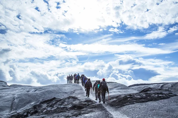 Grupa Turystów Wędrujących Lodowcu Svinafellsjokull Islandii — Zdjęcie stockowe