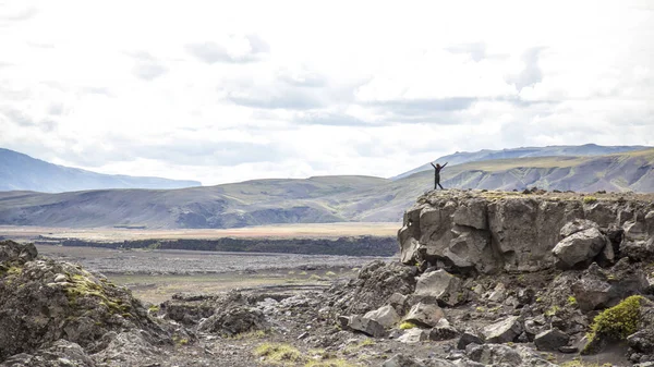 Kaunis Nainen Patikoija Poseeraa Landmannalaugar Vuorilla Islannissa — kuvapankkivalokuva