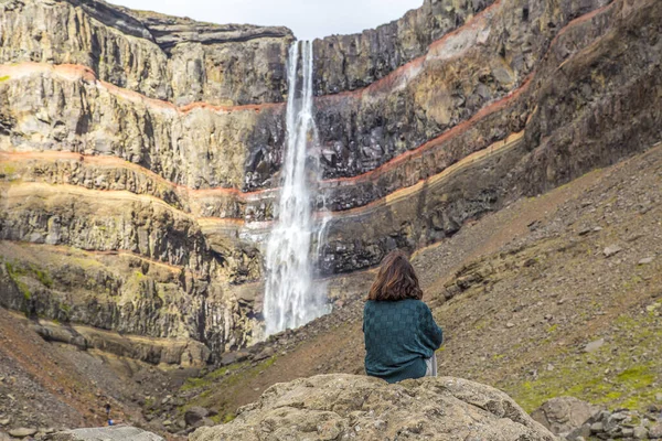 Turysta Przy Wodospadzie Hengifoss Trzecim Wysokości Wodospadzie Islandii — Zdjęcie stockowe