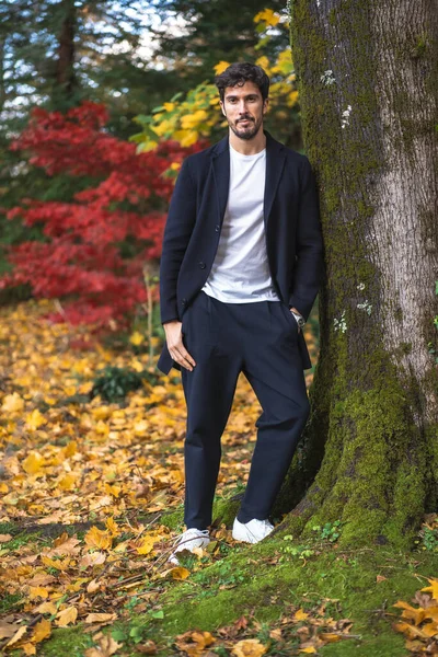 Komea Nuori Mies Puku Poseeraa Syksyllä Puistossa — kuvapankkivalokuva