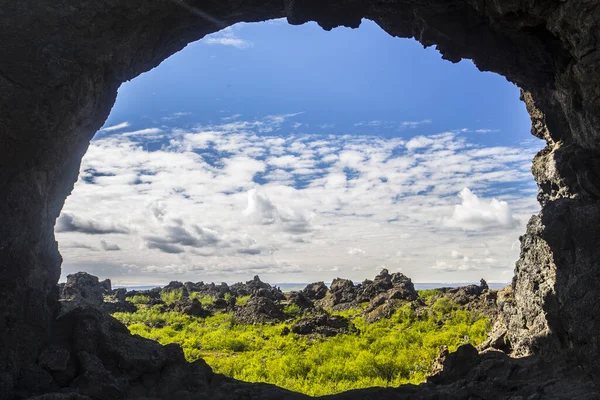 Guardando Una Grotta Parco Myvatn Islanda — Foto Stock