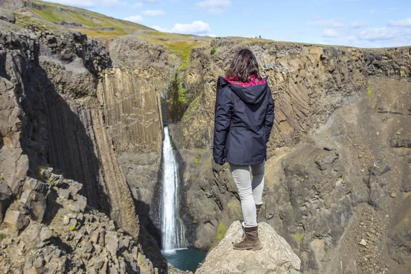 Eine Junge Frau Betrachtet Den Hengifoss Den Dritthöchsten Wasserfall Islands — Stockfoto