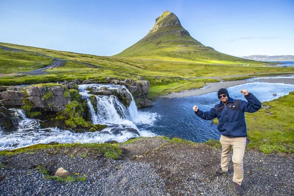 Mladý Muž Hoře Kirkjufell Islandu — Stock fotografie