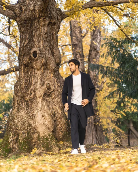Pohledný Mladý Muž Obleku Pózuje Podzimním Parku — Stock fotografie