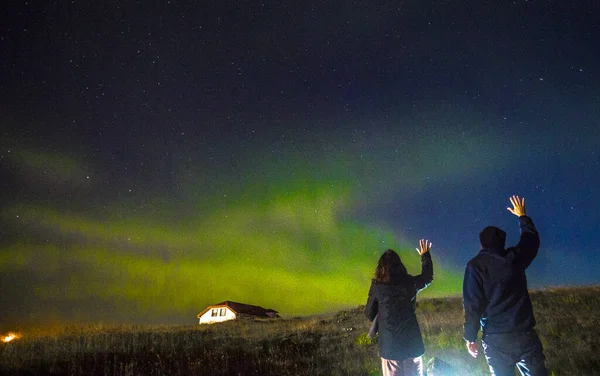 Egy Pár Elbúcsúzik Reykjanes Skaginn Tájától Aurora Borealis Szal Izlanddal — Stock Fotó