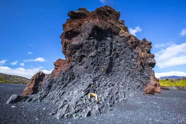 Snaefellsnes Yarımadasındaki Siyah Kumsalda Genç Bir Çocuk Zlanda — Stok fotoğraf