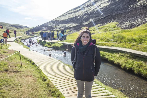 Uma Jovem Mulher Nas Fontes Termais Reykjanes Skaginn Islândia — Fotografia de Stock