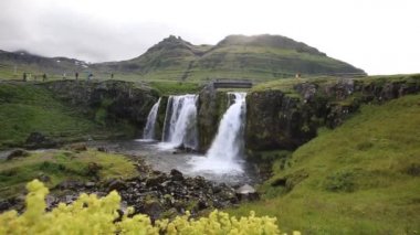 Kirkjufell Şelaleleri İzlanda 'da, diğer ebedi olmayan taraftan görüldü.