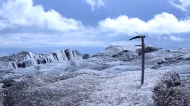 Solheimajokull buzulunda buzun üzerinde yürüyorum. İzlanda