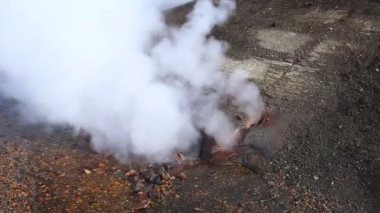 Landmannalaugar yolunda kaynamış su kraterleri. İzlanda