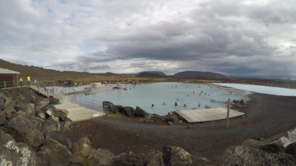 Туристи Купаються Відомих Гарячих Джерелах Під Назвою Блакитна Лагуна Ісландія — стокове відео