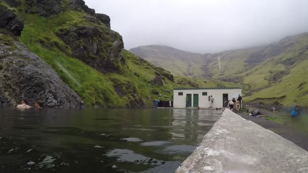 Joven Bañándose Una Hermosa Fuente Termal Natural Arbusto Islandia — Vídeo de stock
