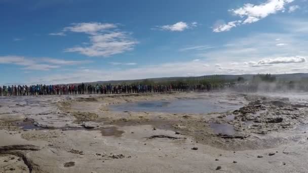 アイスランドの8月にストロックルガイザーを楽しむ観光客 — ストック動画