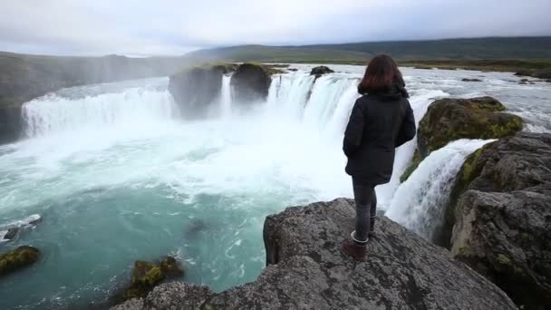 Egy Fiatal Nézi Godafoss Vízesést Felülről Izland — Stock videók