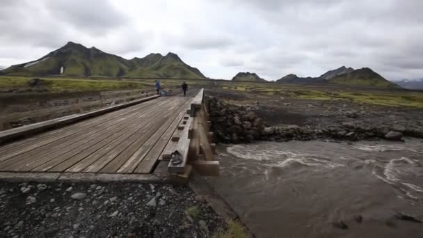 Μια Νεαρή Γυναίκα Περπατά Στο Οδοιπορικό Landmannalaugar Ισλανδία — Αρχείο Βίντεο