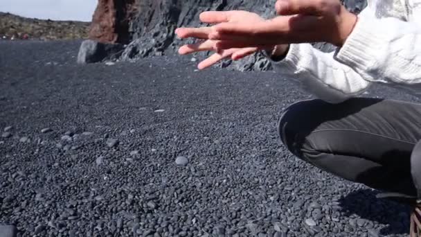 Mladá Žena Hrající Kameny Černé Písečné Pláži Vik Island — Stock video