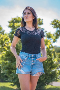 Yaz parkında güzel genç bir kadın.