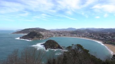 La Concha de San Sebastin körfezinin videosu Bask bölgesindeki Igeldo Dağı 'ndan. İspanya