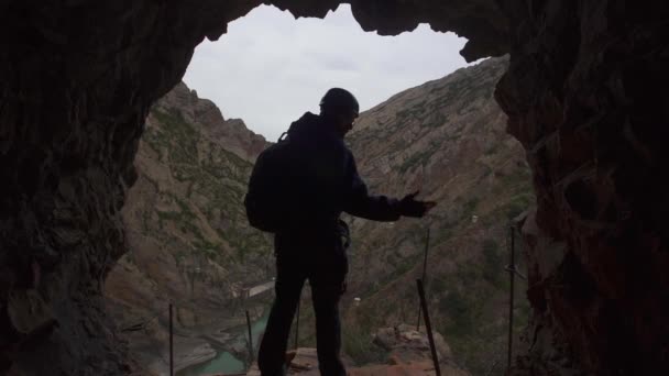 比利牛斯山脉的梯坝 一个从自然窗户张开双臂的年轻人 — 图库视频影像