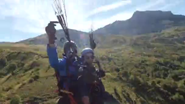 スペインのピレネー山脈のパンティコサでパラグライダーをしている若い男 — ストック動画