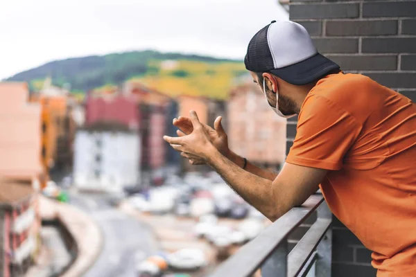 Joven Aplaudiendo Los Baños Todos Los Días Las Tarde Coronavirus — Foto de Stock