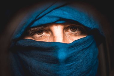 Bak, Fas 'taki Merzouga çölünde Berberi' yi kaplayan mavi bir kumaşı canlandırıyor.