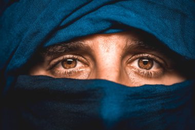Fas 'taki Merzouga çölünde mavi bezle kaplanmış bir Berberi simülasyonu.