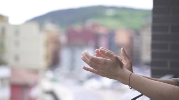 Hände Einer Jungen Frau Applaudieren Und Hintergrund Die Stadt Auf — Stockvideo