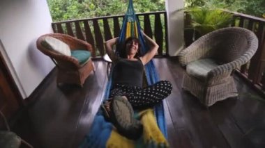 Copan Ruinas Ormanı 'nda tapınaklar arasında gezinen genç bir kadın. Honduras