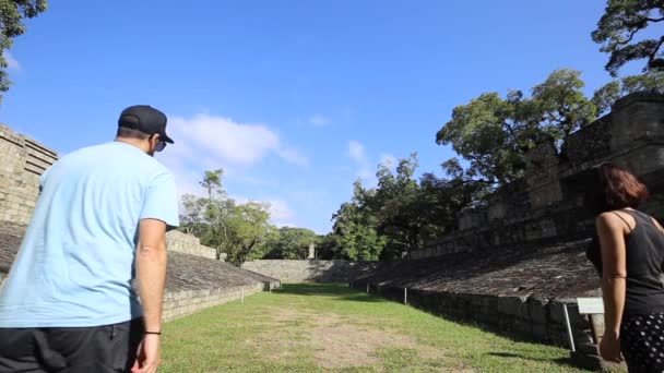Pár Turistů Procházejících Chrámech Copan Ruinas Honduras — Stock video