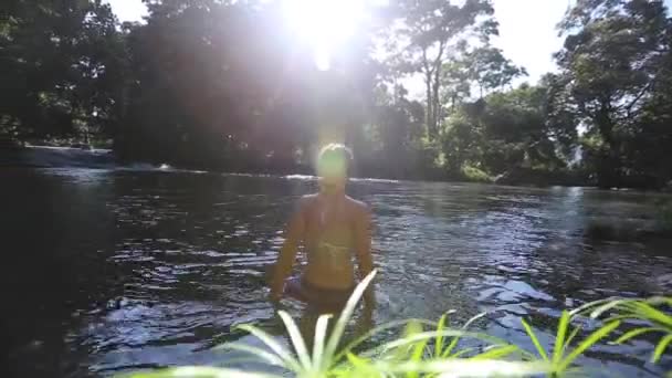 Młoda Kobieta Ciesząca Się Wodospadem Pulhapanzak Nad Jeziorem Yojoa Honduras — Wideo stockowe