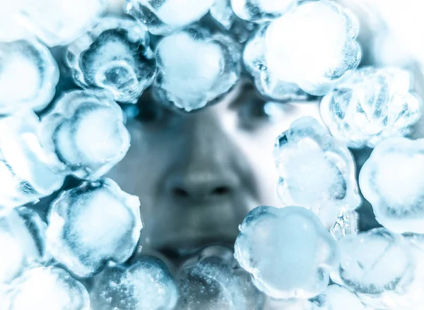 氷の立方体の女性の顔抽象的な背景 — ストック写真