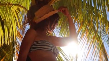 Roatan Adası, Honduras; Ocak 2020: West End plajında güzel yerel biralar içmek