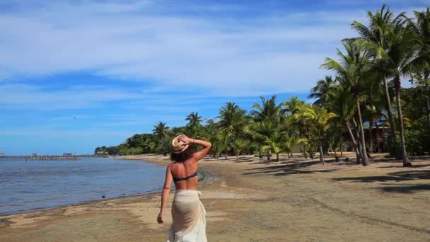 Una Joven Mujer Caucásica Caminando Por Playa Sandy Bay Roatan — Vídeo de stock