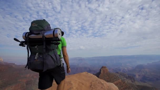 Mladý Chlapec Jižní Kaibabské Stezce Velkého Kaňonu Arizoně — Stock video