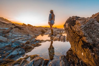 Gün batımında deniz kıyısında güzel genç bir kadının portresi. 
