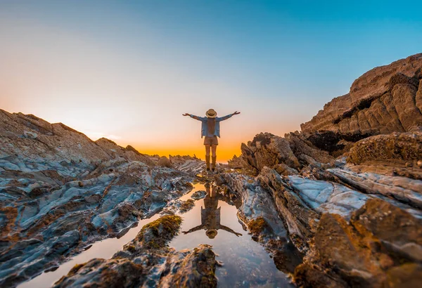 Porträt Einer Schönen Jungen Frau Ufer Des Meeres Bei Sonnenuntergang — Stockfoto