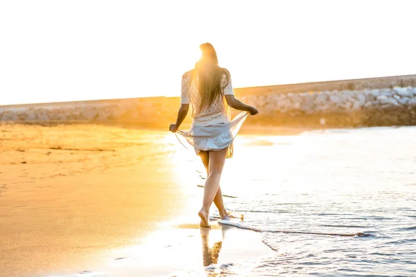 Retrato Una Hermosa Joven Orilla Del Mar Atardecer —  Fotos de Stock