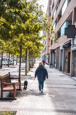 San Sebastian, Gipuzkoa / İspanya; 30 Nisan 2020: San Sebastian şehrinde yürüyen insanlar arasındaki sosyal uzaklık