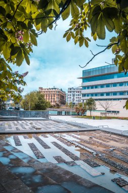 San Sebastian, Gipuzkoa / İspanya; 30 Nisan 2020: Egia mahallesindeki koronavirüs nedeniyle San Sebatian şehri sosyal uzaklık