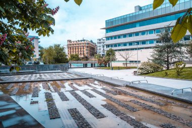 San Sebastian, Gipuzkoa / İspanya; 30 Nisan 2020: Sosyal uzaklık, San Sebatian şehri Coronavirus tarafından boşaltıldı