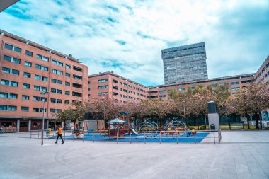 San Sebastian, Gipuzkoa / İspanya; 30 Nisan 2020: Sosyal mesafe, San Sebatian şehrindeki boş çocuk parkları