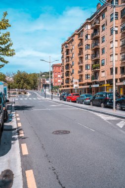 San Sebastian, Gipuzkoa / İspanya; 30 Nisan 2020: Şehir sokakları arasında sosyal uzaklık