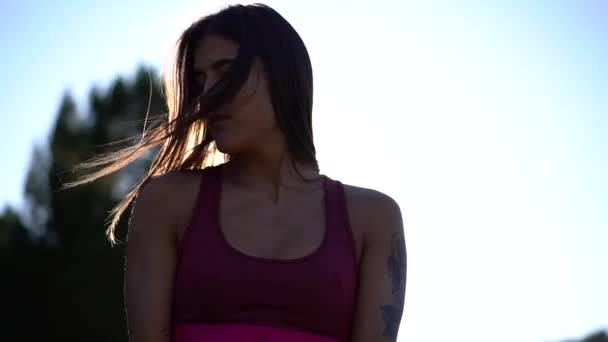 ズマイア ギプスコア スペイン 2019年9月 1本の腕で弾性ロープフィットネス演習を行う若い女性 — ストック動画