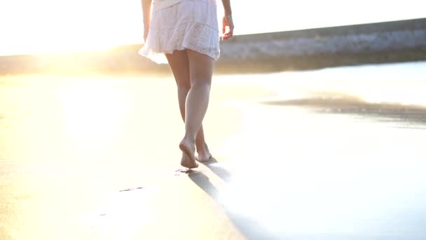 Una Giovane Donna Caucasica Passeggia Lungo Spiaggia Tramonto — Video Stock