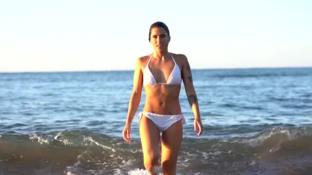 ズマイア ギプスコア スペイン 2019年9月 ビーチの水から現れた若いブルネットの白人女性 — ストック動画