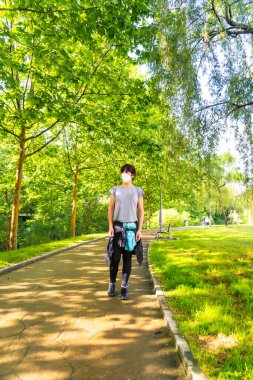 Coronavirus salgını, maskeli genç bir kadın