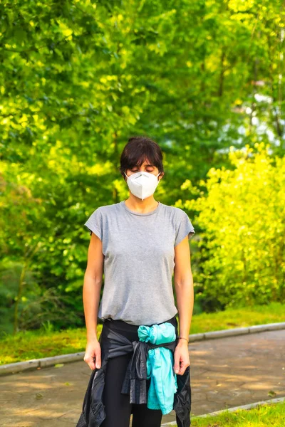 Coronavirus Járvány Portré Egy Fiatal Nőről Aki Maszkban Sétál Tiszteletben — Stock Fotó