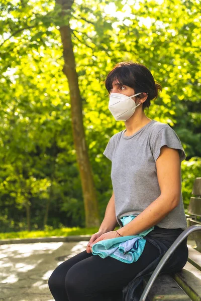 Coronavirus Pandémia Egy Fiatal Sétál Maszkban Tiszteletben Tartva Társadalmi Távolságot — Stock Fotó