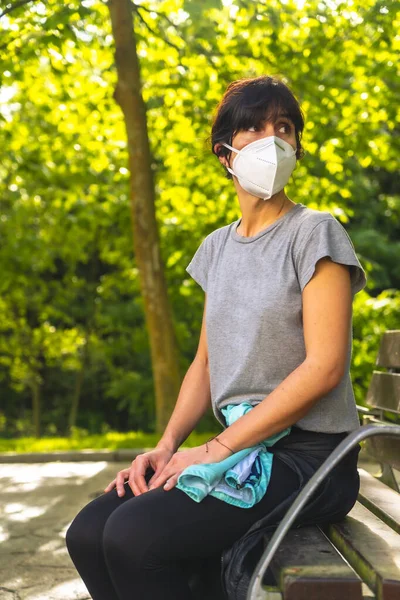 Sosyal Mesafe Parkta Maske Takan Genç Bir Kadın Koronavirüs Salgınında — Stok fotoğraf
